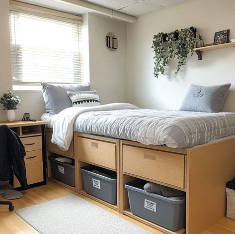 34+ Hacks to Turn Boring Dorm Rooms Into Dream Spaces College Dorm Room Hacks, Dorm Hacks, Small Dorm Room, Small Dorm, Space Saving Hacks, Dorm Room Hacks, Dorm Room Storage, College Stuff, College Dorm Room