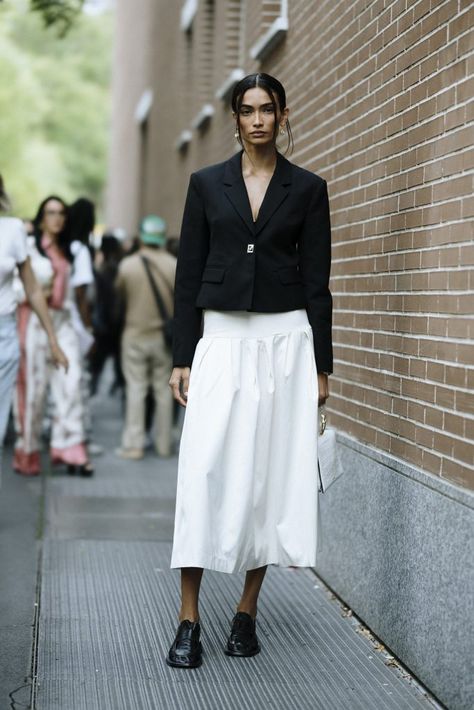 The Best Street Style at Milan Fashion Week Spring-Summer 2024 | Elle Canada Loafer Outfits, Mfw Street Style, Stile Boho Chic, Milan Fashion Week Street Style, Top Street Style, Milan Street Style, Frou Frou, Estilo Preppy, Milano Fashion Week