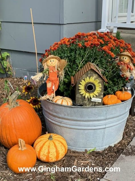 Diy Fall Garden Decor, Fall Outdoor Display Ideas, Ideas For Outside Fall Decorations, Fall Yard Displays Outdoor, Fall Garden Decorations, Fall Lawn Decorations, Fall Garden Box Ideas, Fall Front Yard Decor, Autumn Decorations Garden