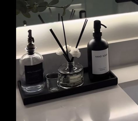 Bathroom Counter Decor Black, Bathroom Black Aesthetic, Marble Countertops Bathroom Decor, Luxury Bathroom Ideas Decor, Gray Bathroom Aesthetic, Bathroom Inspo Black And White, Black Bathroom Sink Decor, Black Grey Bathroom Ideas, Bathroom Decor Men