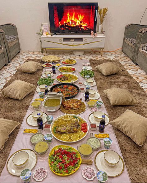 Iftari Setup, Dinner Party Appetizers Elegant, Dinner Party Appetizers, Amazing Food Platters, Food Set Up, Catering Food Displays, Amazing Food Decoration, Dinner Party Summer, Catering Ideas Food