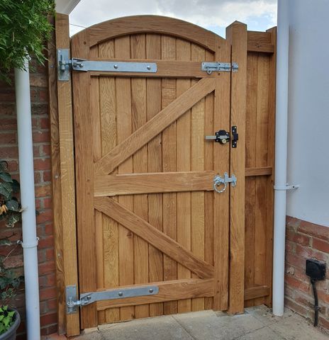 Glemham Gate Curved Top Rail with Side Panel Side Gate Ideas, Wooden Side Gates, Backyard Fencing, Pallet Door, Wooden Garden Gate, Fence Gates, Diy Privacy Fence, Side Gate, Arch Door