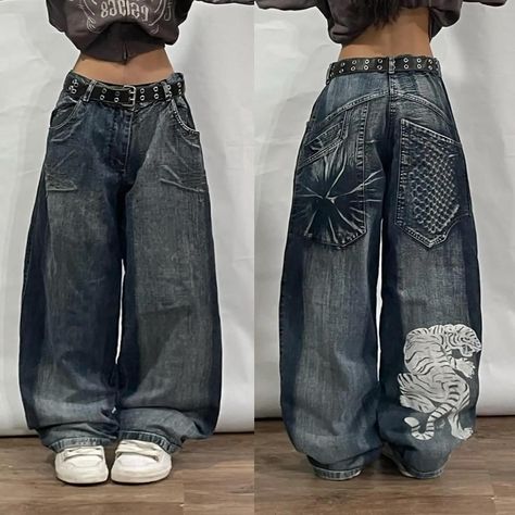 Who else’s obsessed with our baggy Jeans ? We are ! 🤚🏼❤️ Y2k Baggy Jeans, High Waisted Wide Leg Jeans, Estilo Harajuku, Y2k Harajuku, Hip Hop Jeans, Denim Decor, Streetwear Jeans, Jeans Y2k, High Waist Wide Leg Pants