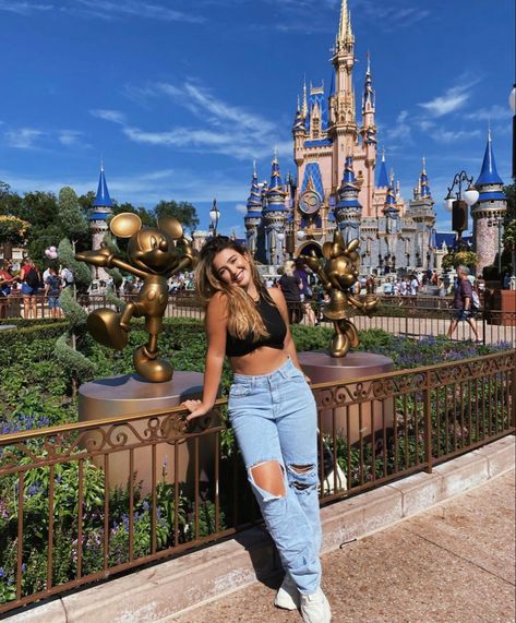 Orlando Disney World Outfit, Orlando Florida Aesthetic Outfits, Orlando Picture Ideas, Epcot Couple Pictures, Poses For Disney Pictures, Disneyland Inspo Pics, Orlando Outfit Ideas, Disney Springs Pictures, Disney Photos Ideas