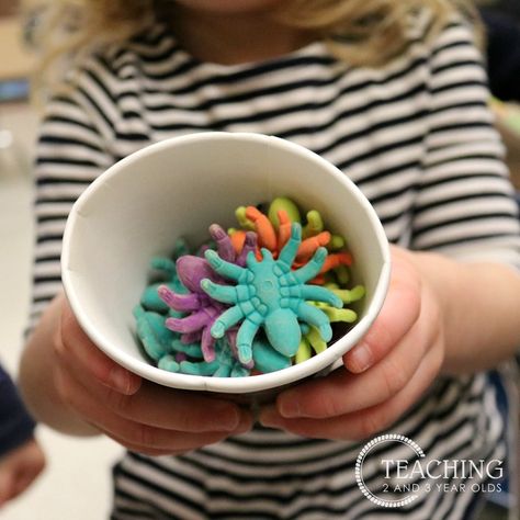 Spider Sensory Bin, Spider Sensory, Itsy Bitsy Spider Activities, Spiders Preschool, Spider Activities, Preschool Fine Motor Skills, Preschool Sensory, Spider Crafts, Time Planner