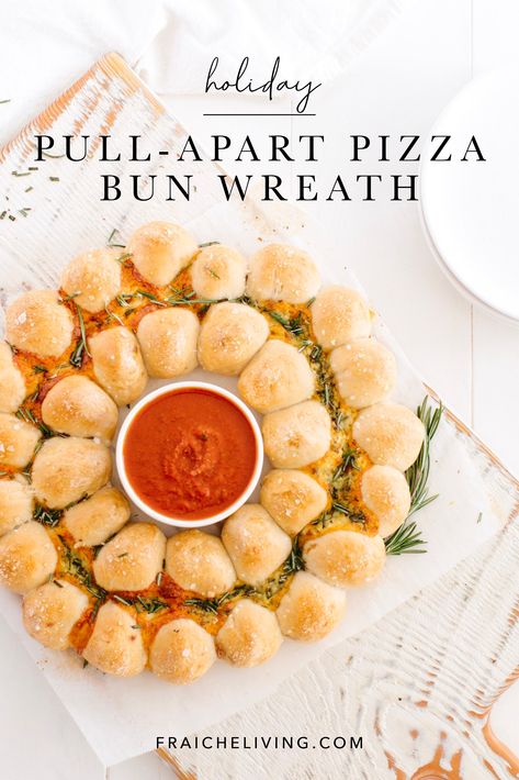 This Pull-Apart Pizza Bun Wreath is so delicious and perfect for the Christmas season! #christmasrecipe #pizzaappy #pizzabunrecipe #homemade #christmasappy Pizza Wreath Crescent Rolls, Christmas Pizza Ideas, Wreath Pizza, Pizza Wreath, Pizza Buns Recipe, Pizza Bun, Pizza Dipping Sauce, Pull Apart Pizza, Pull Apart Pizza Bread