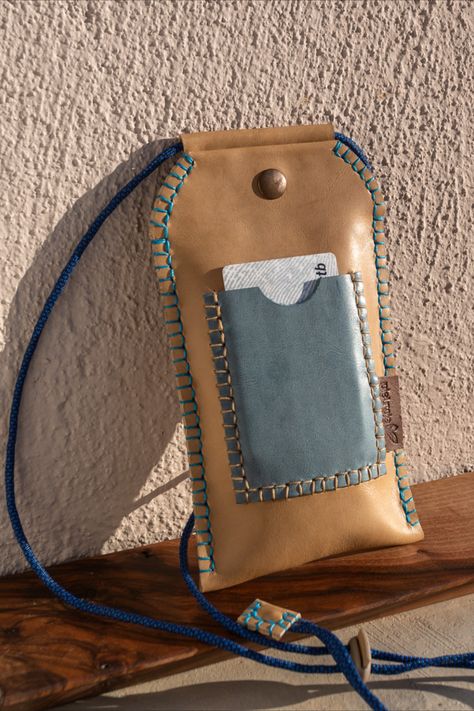 Handmade cell phone case Pielroja Gym Trainer, Cell Phone Bag, Leather Crafts, Phone Bags, Cell Phone Case, Mobile Covers, Mobile Cases, Phone Model, Nice Leather