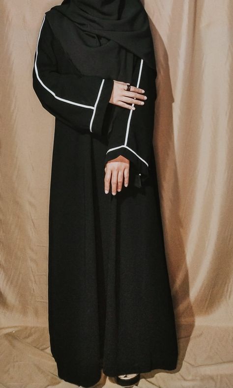 Burkha Design, Basic Abaya, Black Abaya Designs, Simple Abaya, Fashion Abaya, Model Gamis, Muslim Outfits Casual, Pakistani Dresses Casual, Fashion Muslim