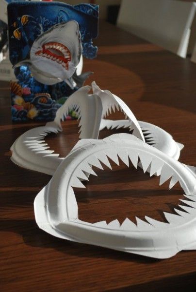 DIY KIds Crafts - Paper Plate Sharks Teeth Paper Plate Shark, Shark Craft, Shark Jaws, Shark Birthday Party, Shark Themed, Shark Party, Paper Plate Crafts, Shark Birthday, Plate Crafts