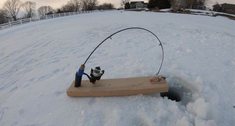 Automatic Hooksetter to catch fish ice fishing. Tip Down Ice Fishing Diy, Handline Fishing Diy, Diy Ice Fishing Sled, Diy Tip Ups Ice Fishing, Tip Up Box Ice Fishing, Ice Fishing Tip Ups, Ice Fishing Diy, Mouse Traps, Fishing Diy