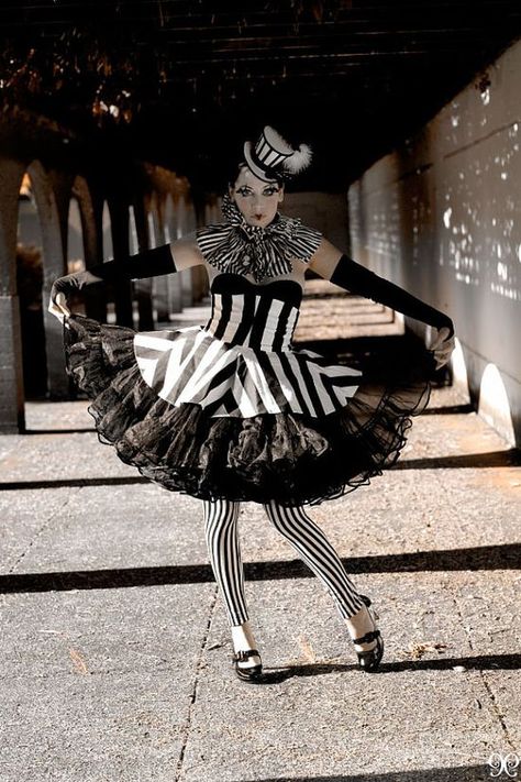 the night circus | Night Circus / costume Skirt Halloween Costume, Costume Clown, Harlequin Costume, The Night Circus, Circus Outfits, Costume Venitien, Dark Circus, Corset Skirt, Circus Costume