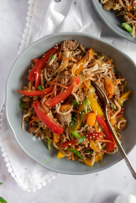 Stir Fry With Ground Turkey, Asian Noodles With Ground Turkey, Ramen With Ground Turkey, Ground Turkey Asian Noodles, Ground Turkey Rice Noodles, Ground Turkey Ramen Noodle Recipes, Ground Turkey Stir Fry, Asian Noodles Stir Fry, Turkey Stir Fry Recipes