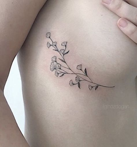 Tiny Side Tattoos Women, Botanical Rib Tattoo, Cute Side Thigh Tattoos, Tattoo Ideas Underboob, Simple Tattoo Ideas For Men, Tattoos Elegant, Simple Tattoo Ideas, Delicate Tattoos For Women, Side Thigh Tattoos