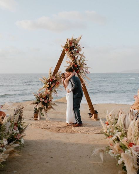 Details, Darling (@detailsdarling) • Instagram photos and videos Diy Wedding Benches, Driftwood Alter Wedding, Driftwood Wedding Arbor, Drift Wood Wedding Arch, Wedding Bench, Romantic Beach Picnic, Pergola Decorations, Cliff Wedding, Simple Beach Wedding