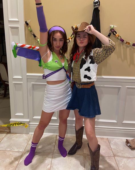 Two Girls Halloween Costumes, Girl Couple Costumes, Fantasias Toy Story, Halloween Costumes Disney, Disfraz Toy Story, Anna Cathcart, Buzz Lightyear Costume, Halloween Duos, Carnaval Costume