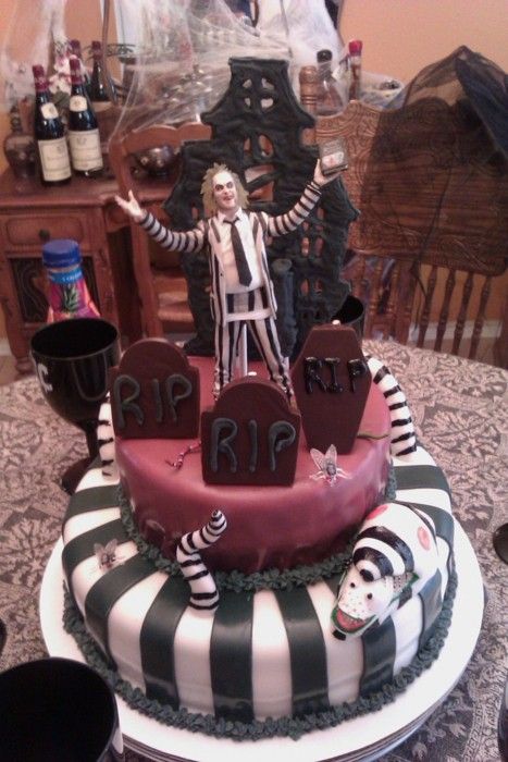 Beetlejuice Cake, Halloween Torte, Torte Creative, Spooky Cake, Dessert Halloween, Best Cake Ever, Light Halloween, Cake Wrecks, Costumes Couples