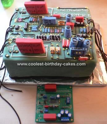 Circuit Board Birthday Cake: I was inspired by the circuit board designs on this site, and made this cake for my fiance's birthday. He builds high-end audio as a hobby, and I based Motherboard Cake, Computer Cake, Happy Birthday Paul, Fiance Birthday, Circuit Board Design, Bday Cake, Cool Birthday Cakes, Decorated Cakes, Special Cake