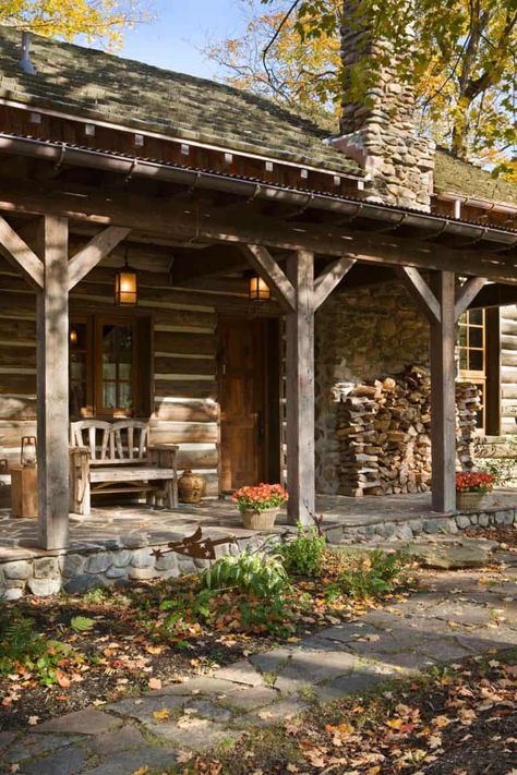 Striking rustic stone and timber dwelling in Ontario, Canada Rustic Porch Ideas, Modern Farmhouse Front Porch, Farmhouse Front Porch Decorating, Old Log Cabin, Traditional Porch, Log Cabin Living, Cottage Coastal, Rustic Porch, Casa Country