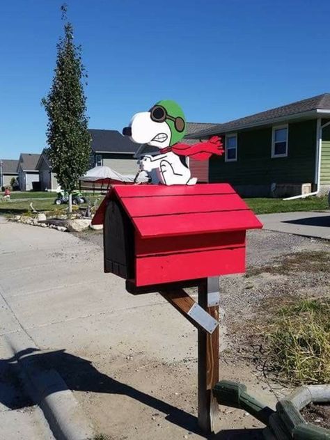 Snoopy mailbox Snoopy Mailbox Diy, Funny Mailbox Ideas, Snoopy Mailbox Ideas, Cool Mailbox Ideas Unique, Funky Mailbox Ideas, Diy Wood Mailbox Ideas, Unique Mailbox Ideas, Mailbox Painting Ideas, Snoopy Mailbox