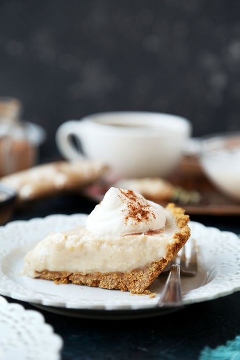 This Chai Latte Cream Pie has all of the flavors we know and love from a classic chai latte. It's the perfect pie to make when you want to impress people! Chai Pie, Chai Recipe, Vanilla Chai, Perfect Pies, Chai Latte, Desserts To Make, Cooking Light, Graham Cracker Crumbs, Fall Desserts