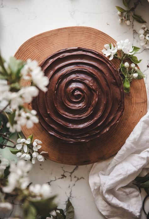 Homemade Chocolate Cake Decorations, Bundt Cake Photography, Chocolate Ganache Cake Design, Ganache Cake Decoration, Simple Chocolate Cake Design, Toffee Crunch Cake, Bakery Photoshoot, Cake Chocolate Ganache, Dessert Styling