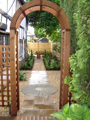 Small Garden Ideas: 44 Practical Tips and Tricks 16 Side Return Garden Ideas, Side Return Garden, Terraced Yard, Dreamy Gardens, House Courtyard, Long Garden, Kalk Bay, Narrow Garden, Small Courtyard Gardens