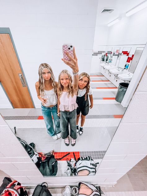 Preppy Photo Ideas, Preppy Pics Of People, Pics To Take At The Mall With Friends, Photos To Take With Your Best Friends Trio, Preppy Photos With Friends, Preppy Friend Group Of 4, Preppy Bestie Pics, Vsco Outfits, Cute Middle School Outfits