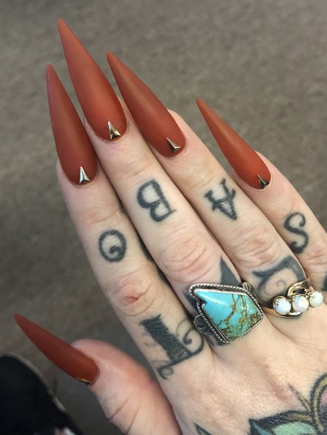 Simple Fall Stilleto Nails, September Nail Ideas Stiletto, Short Stiletto Nails Fall, November Nails Stilleto, Brown Stiletto Nails Design, Stiletto Nails Fall Colors, Autumn Nails Stiletto, Fall Stilleto Nails Long, Thanksgiving Nails Stiletto