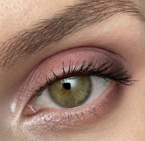 Simple Eyeshadow For Hazel Eyes, Subtle Dark Green Eye Makeup, Red Eyeshadow Hazel Eyes, Hazel Eyes Makeup, Green Eyeliner Hazel Eyes, Grunge Makeup Hazel Eyes, Hazel Eye Makeup, Simple Eye, Makeup For Hazel Eyes