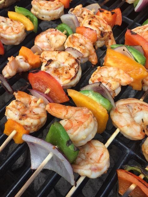 Barbecue Party Food, Bbq Party Food, Shrimp Kabobs, Prawn Dishes, Seafood Boil Recipes, Lime Shrimp, Summer Snacks, Healthy Lifestyle Food, Air Fryer Recipes Healthy