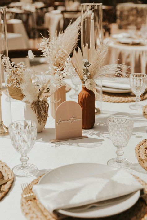 We loved this wild & romantic tablescape 🌾 Boho Neutral Wedding Table Decor, Tan Wedding Centerpieces, Earthy Table Decor, Beige Aesthetic Birthday Party, Neutral Table Decor Wedding, Wedding Beige Decoration, Pampa Wedding Decor, Neutral Boho Wedding Tablescape, Boho Place Setting Wedding