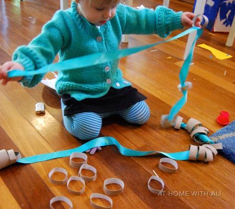 22 Genius Homemade Toys and Activities to Keep Your Kids Busy Things To Do At Home, Homemade Toys, Toddler Play, Toddler Fun, Baby Play, Craft Activities For Kids, Infant Activities, Business For Kids, Toddler Preschool