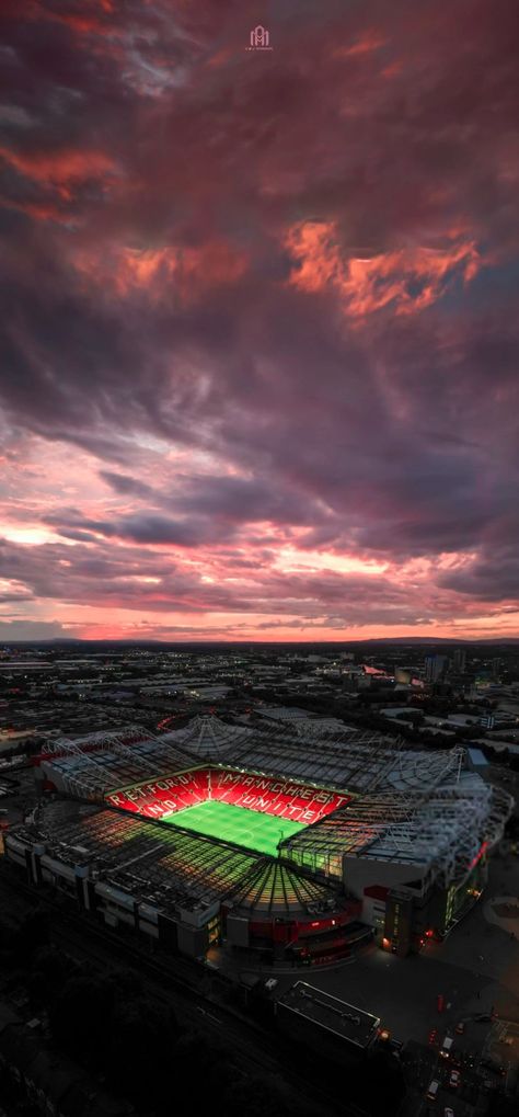 Old Trafford Aesthetic, Old Trafford Wallpapers, Fussball Wallpaper, David Beckham Football, Beckham Football, Manchester United Old Trafford, Southampton Fc, Manchester United Wallpaper, Wall Aesthetic