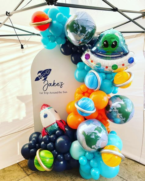 Outer Space Balloons, Unique Balloon Decorations, Space Balloon Arch, Space Birthday Party Ideas, Space Balloons, Planet Balloons, 1st Trip Around The Sun, Planet Party, Space Party Decorations