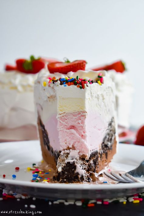 Neapolitan Crunch Ice Cream Cake: An easy Neapolitan ice cream cake with creamy layers of chocolate, vanilla and strawberry ice cream and fudgy crushed Oreos! | neapolitan ice cream cake | neapolitan cake | no bake cake | no bake ice cream cake | stressbaking.com @stressbaking #stressbaking #summer Strawberry Chocolate Ice Cream Cake, I’ve Cream Cake, Ice Cream Cake Aesthetic, Cinnabon Frosting, Vanilla And Strawberry Ice Cream, Neapolitan Ice Cream Cake, Carvel Ice Cream Cake, Neapolitan Cake, Strawberry Ice Cream Cake