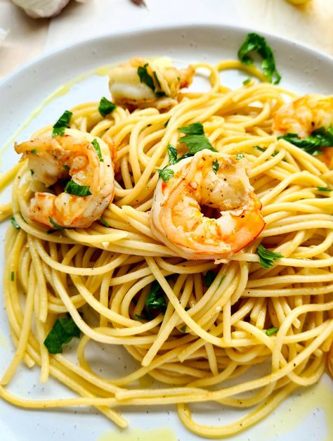 Easy Garlic Prawn Pasta Garlic Prawns Pasta, Garlic Prawn Spaghetti, Prawn And Pasta Recipes, Simple Prawn Recipes, Garlic Prawn Pasta, Prawn Spaghetti, Garlic Prawn, Oil Pasta, Prawn Pasta