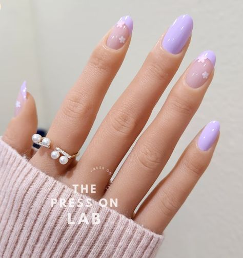 24 Pcs Purple Daisy Press-on Nail Set/ Lavender French Floral Nails/ Medium Almond Oval Shape Short Almond Shaped Nails, Light Purple Nails, Lilac Nails, Purple Nail Designs, Lavender Nails, Floral Nail Designs, Daisy Nails, Acrylic Press On Nails, Purple Daisy