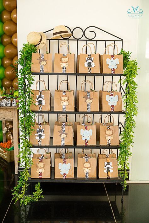 Festa Safari Baby, Jungle Theme Birthday Party, Jungle Thema, Jungle Safari Birthday, Wild Birthday Party, Jungle Theme Parties, Jungle Theme Birthday, Jungle Birthday Party, Safari Theme Birthday