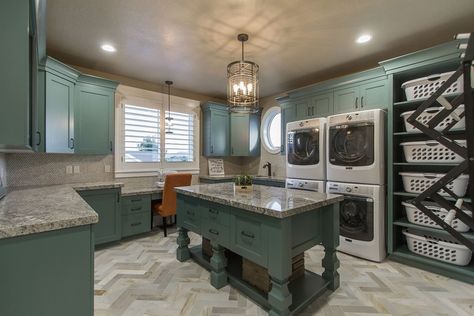 Laundry Room Layout idea Stacked Laundry Room, Laundry Room Ideas Small Space, Basement Laundry Room, Dream Laundry Room, Basement Laundry, Large Laundry Rooms, Mudroom Laundry Room, Laundry Room Layouts, Farmhouse Laundry