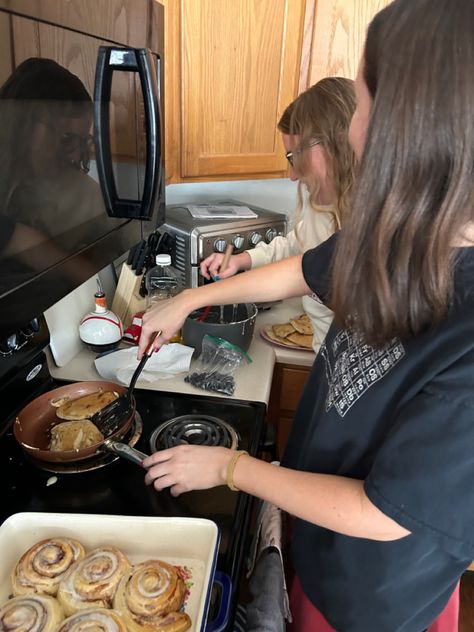 Making Breakfast With Friends Aesthetic, Friends Breakfast, Making Breakfast, Family Breakfast Aesthetic, Baking With Friends Aesthetic, Breakfast With Friends, Baking With Friends, Cooking With Friends, Cooking Friends