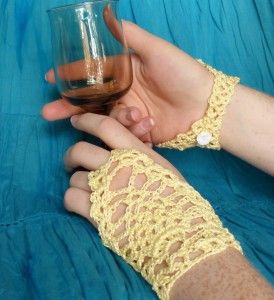 Fingerless gloves ( nice fashion type statement!) Crochet Wrist Warmers, Lace Fingerless Gloves, Fingerless Gloves Crochet Pattern, Glove Pattern, Crochet Gloves Pattern, Gloves Pattern, Simple Summer Outfits, Crochet Fingerless Gloves, Crochet Vintage