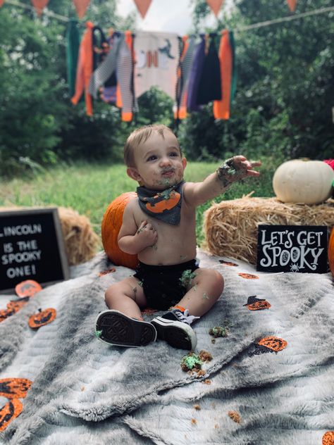 Spooky One First Birthday Smash Cake, Halloween Birthday Smash Cake, Halloween Photoshoot Baby, Halloween Smash Cake, Spooky Birthday, Halloween First Birthday, Halloween 1st Birthdays, Cake Photoshoot, 1st Birthday Photoshoot