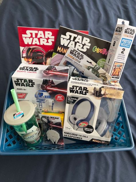 Star Wars gift basket. Best Gift Starwars Gifts For Him Boyfriends, Star Wars Gift Basket, Christmas Gifts For Boyfriend Ideas, Diy Star Wars Gifts, Gifts For Boyfriend Ideas, What To Get Your Boyfriend, Homemade Gifts For Boyfriend, Star Wars Diy, Creative Gifts For Boyfriend