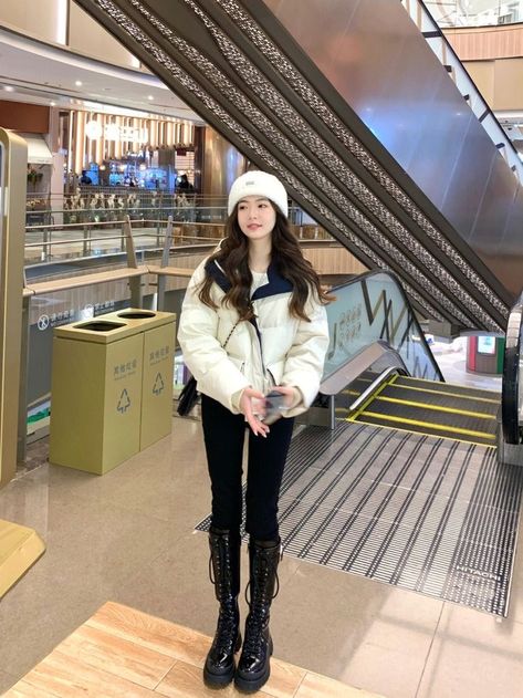 Cute Korean Winter Outfits, Winter Sweats Outfit, Korea Winter Outfit, Korea Winter Fashion, Japan Outfit Winter, Korean Spring Outfits, Winter Inspo Outfits, Korean Winter Outfits, Korea Winter