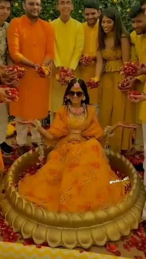 Brother Sister Haldi Pose, Haldi Poses With Cousins, Haldi Photoshoot Poses With Sisters, Poses For Haldi Ceremony, Haldi Ceremony Photos, Haldi Songs For Insta Story, Haldi Dulhan Pose, Haldi Video Shoot Boy, Dulha Haldi Pose