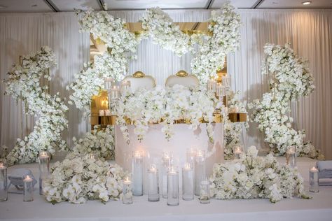 Bridal Table Flowers, Head Table Wedding Backdrop, Luxury Wedding Centerpieces, Wedding Sweetheart Table, Ballroom Wedding Reception, Bride Groom Table, Wedding Space, Heart Table, Luxury Plan