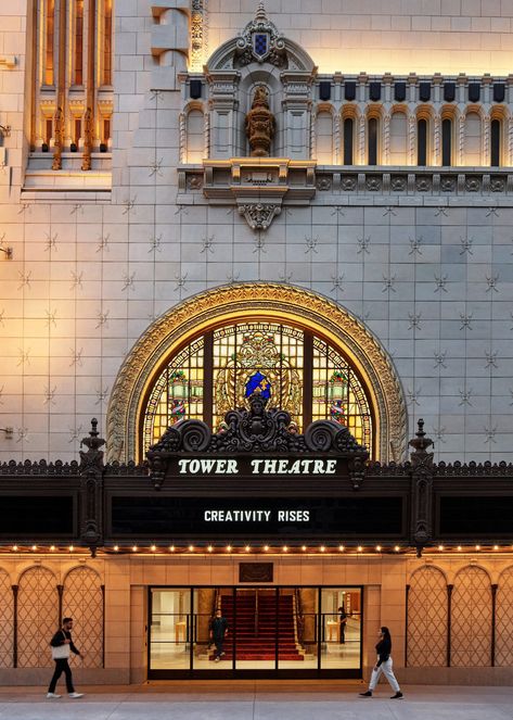 Apple Tower Theatre is a new Apple Store built inside an abandoned movie theatre dating from 1927 in Downtown Los Angeles. Theatre Facade, Theater Facade, Museum Exterior, Apple Store Design, Space Costumes, Theatre Building, Paris Opera House, Historic Theater, Theatre Interior