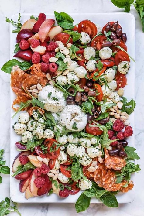 Beautiful caprese themed charcuterie board with raspberries (my favorite!) Staff Retreat, Salada Caprese, Light Party, Foodie Crush, Charcuterie Recipes, God Mat, Deilig Mat, Food Platters, Food Presentation