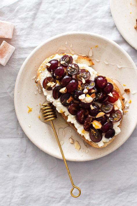 Sweet honey quark, grapes and nuts! A delicious breakfast. Make smaller for party appetizers! Grape Breakfast, Loaded Toast, Sweet Cottage Cheese, Cottage Cheese Toast, Acid Reflux Friendly Recipes, Healthy Era, Cottage Cheese Breakfast Bowl, Gerd Recipes, Reflux Recipes