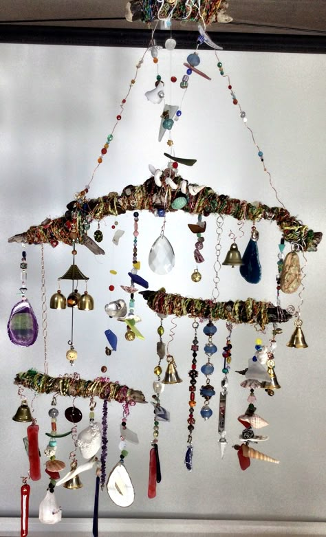 Handmade Wind Chimes Crafts, Boho Wind Chimes, Bead Mobile, Carillons Diy, Beaded Mobile, Whimsical Diy, Wind Chimes Homemade, Beaded Lampshade, Driftwood Diy